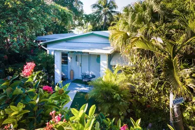Image de Bayfront Cottage Located on the Bay in Sunset Cove with Sandy Beach