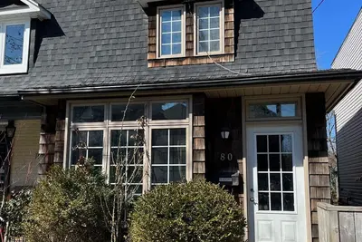 Image de Cute family house w multiple sundecks, surrounded by parks, pools, tennis courts