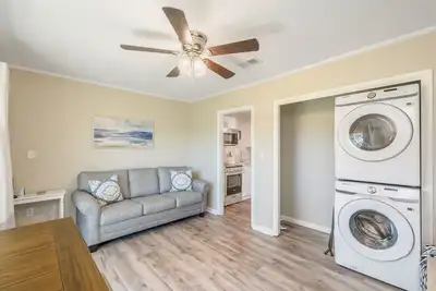 Image de Walk to the beach! Sleeps 4, full kitchen, one bedroom, one bath