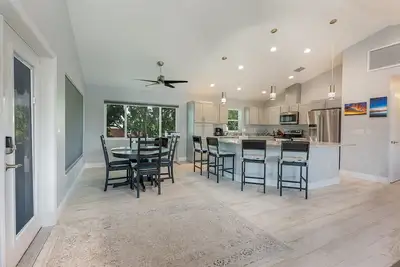 Image de Beautiful New Home on Weeki Wachee River with boat dock