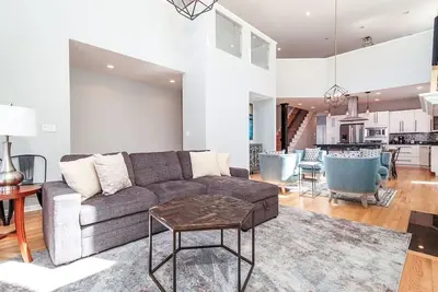 Image de Eclectic, Stylish, and Cozy Milwaukee Home!