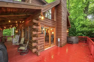 Image de On Top of the Mountain, Beneath the Stars, Your Cabin Stay Awaits You!