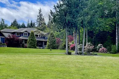Image de Country Estate on acreage with swimming pool, hot tub, creek and trails.
