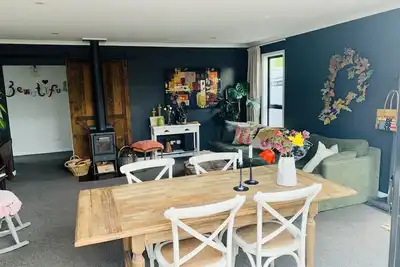 Image de Suburban Oasis - A place to call home. Excellent for families.