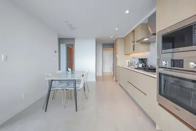 Image de Stylish Brentwood Town Condo Perfect for Family