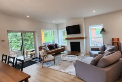 Image de Family cabin sleeps 10 w/ hot tub, games room & mountain views - 2 mins to base