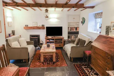 Naunton Cottage, family friendly, with open fire in Lyme Regis