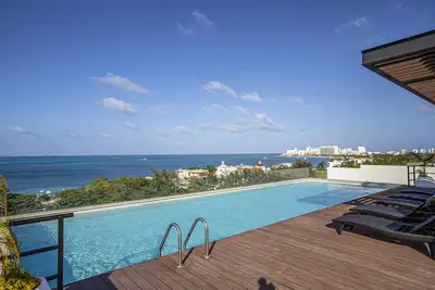 Image de Experience Luxury with Breathtaking Lagoon Views in Cancun's Hotel Zone