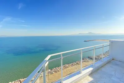 Image de Escape to a Seaside Paradise: Stunning Sea View Apartment Awaits