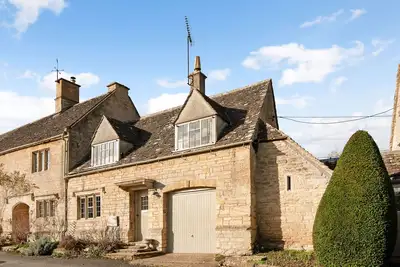 Image de Nestled in the quintessential Cotswold village of Little Barrington.