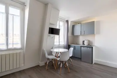 Image de Adorable Studio with Seamless View of Paris