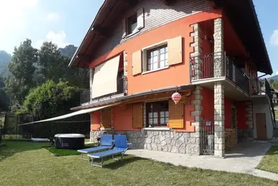 Image de Cozy mountain cottage house with large garden