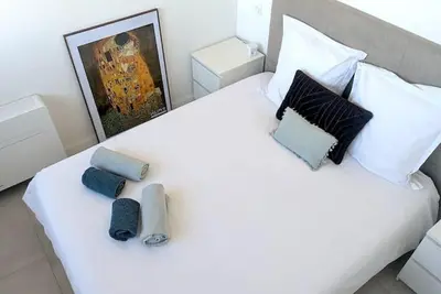 Image de Superbe T2, vue mer, parking, clim, wifi, plage Ă 200m, 2km de Bastia