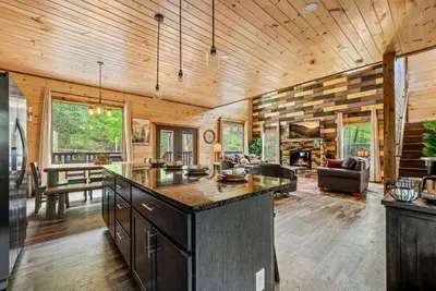 Image de Luxe Cabin w/Privacy! Hot Tub* Fireplace + Firepit