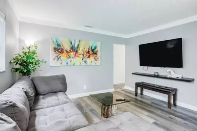 Image de Walk to Usf | 4br/3ba w/ 2 Master Suites + Yard & Bbq<br>Location+ 5 min walk to Usf 2 Master suit