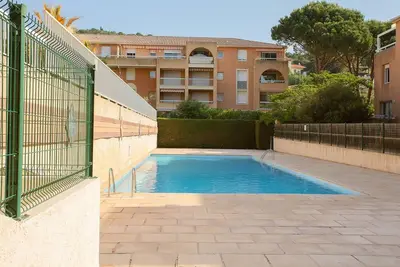 Image de Appartement \"Cavalaire Sur Mer\" avec terrasse privée, piscine partagée et Wi-Fi