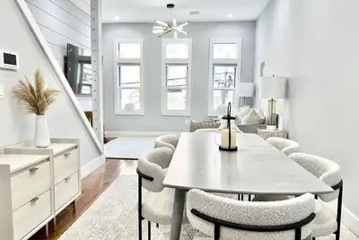 Image de Brand New Minutes to center of Nyc 3 baths