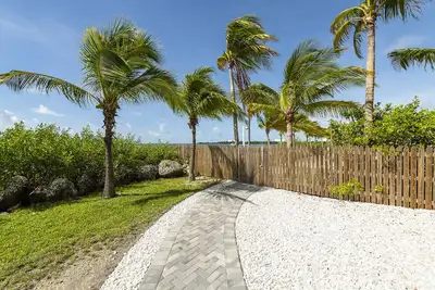 Image de 3 Bedroom 2 Bath Oceanfront Condo quiet and secluded adjacent to Hotel/Marina