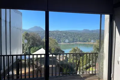 Image de Modern house with lake views
