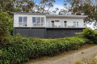 Image de Attunga - Relaxed family beach home among the gum trees