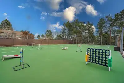 Image de Pickleball Palace! Courts & Games & Hot Tub & Bbq!
