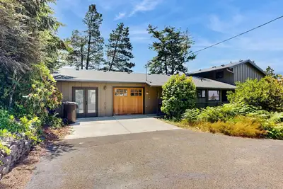 Image de Bay-view, dog-friendly home with a pool table & children's items