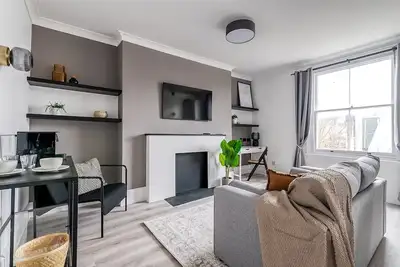 Smart & Cosy Little Venice Apartment