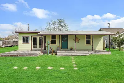 Image de Snowbird-friendly home with deck, grill, patio & enclosed yard - dog-friendly