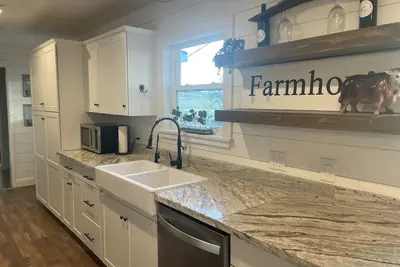 Image de Templeton Vineyard Farmhouse in the Heart of Wine Country