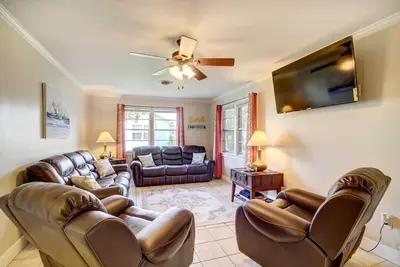 Image de Coastal Long Beach Rental w/ Patio, Walk to Beach!