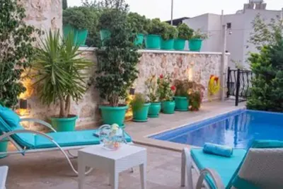 Leto Townhouse - Stylish spacious with private pool in the heart of the town