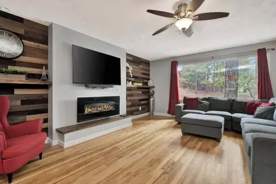Image de *Newly*Renovated*Walking distance to Downtown!