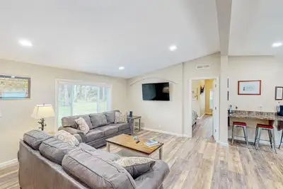 Image de Modern, spacious home near the bay with grill, washer/dryer, & large yard