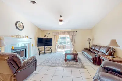 Image de Inviting dog-friendly home with pool, hot tub, enclosed yard, & W/D