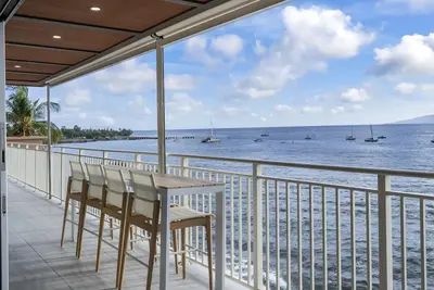Image de Brand New Remodel Rooftop Lahaina Oceanfront Penthouse with 360 degree views!