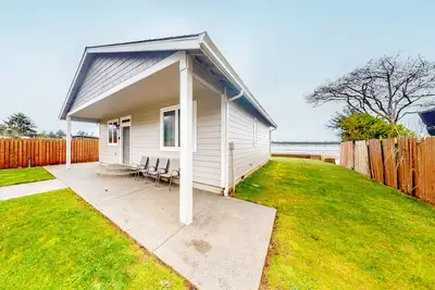 Image de Quiet, newly built, bayfront beauty with marvelous sunset views & jetted tub
