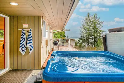 Image de Inviting home with spectacular view, hot tub, balcony, fireplace, & W/D