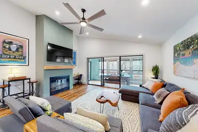 Image de Renovated & quiet home with fireplace, air hockey/Ping-Pong, deck, & grill
