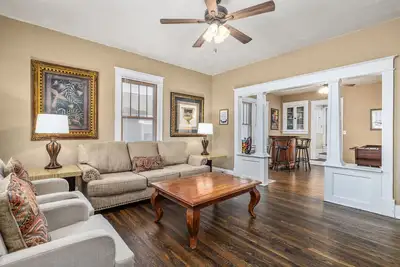 Image de The Olive House - Near Main Street- Fully rehabbed