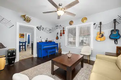 Image de Music House · Music House on Main Street at The Wine Garden