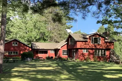 Image de Family friendly lakefront property on large wilderness estate with sandy beach