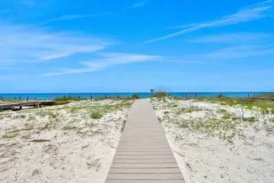 Image de Scenic waterfront home with five bedrooms & easy beach access - dog-friendly
