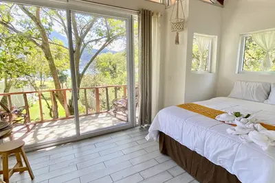 Image de Lakefront Treehouse Mayalan
