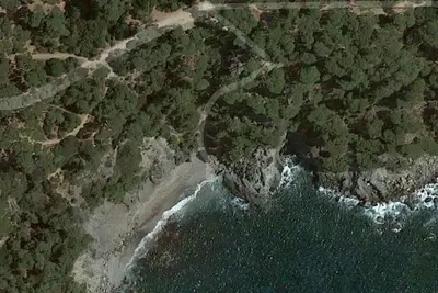 Image de Villa pinède plage contrebas // House in the pine forest on the beach