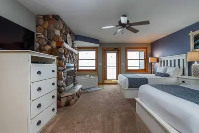Image de Lakeside Lodge 2 Queen w\/Jacuzzi on Gull Lake- Fireplace-Balcony - Pet Friendly!
