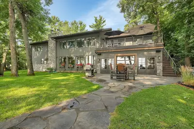 Image de 5 Bedroom Lake House w/Private Swimming Area on Gull Lake - Deck w/Amazing Views