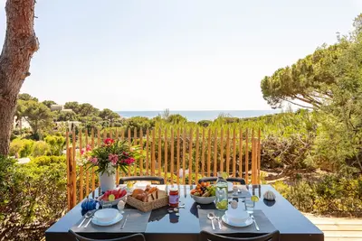 Image de L’Olivier, mobil-home climatisé avec une vue mer