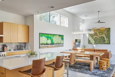 Image de 1m to Zilker & Barton Springs ~ Walk to Food & Bars ~ Hot Tub ~ 5bd/4br/4ba