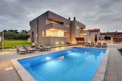 Image de Villa avec piscine, salle de sport et sauna