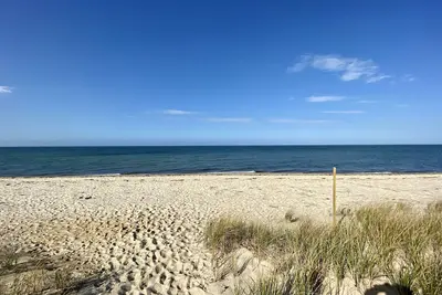 Image de Tranquil home close to Bay beaches and historic downtown Brewster. Gazebo and outdoor shower!